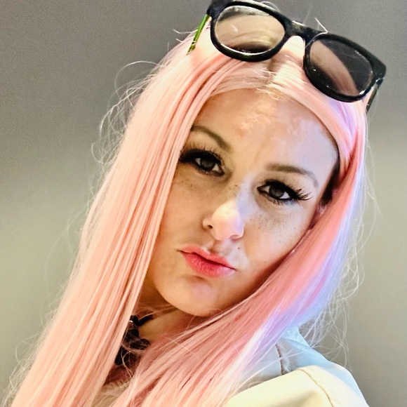 Meet your Posher, Sarah Murray from Vancouver, BC CANADA - Picture 1 of 10